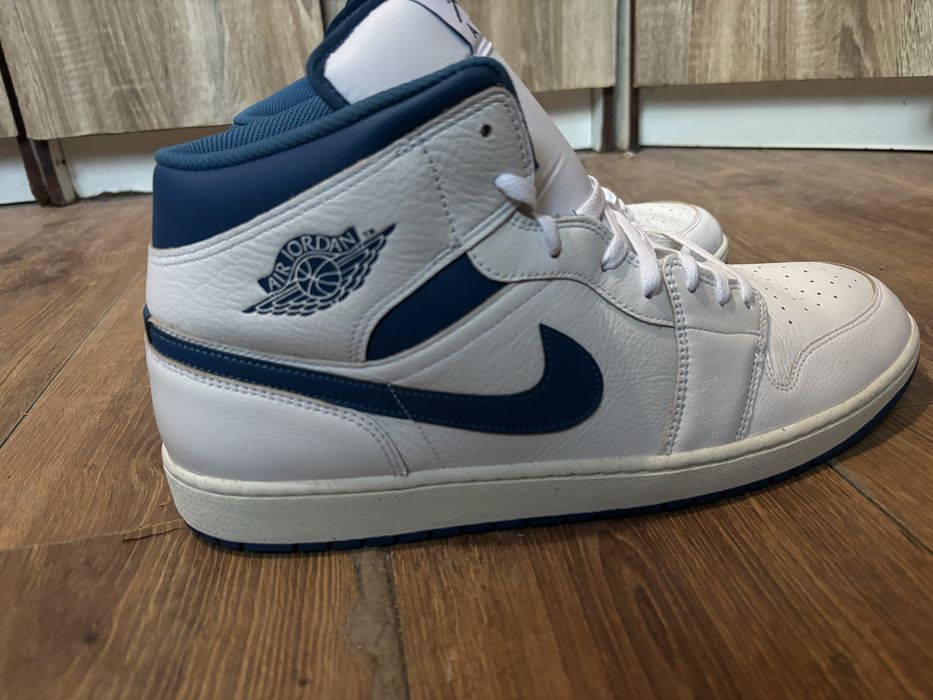 Air Jordan 1 MID