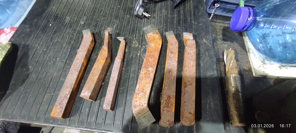 Резцы для токарного станка, фреза, метчик