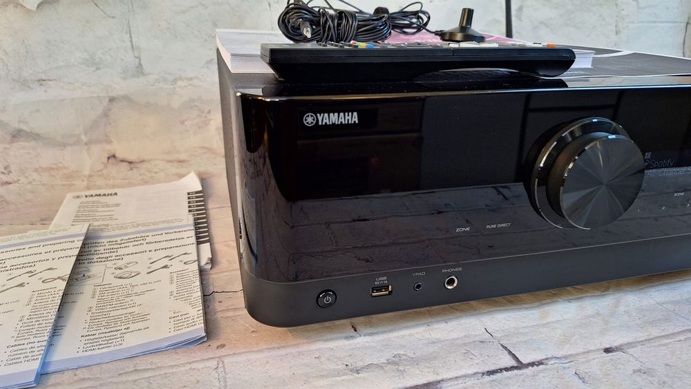 Piękna Yamaha TSR-700 z Wifi Bluetooth eARC MusicCast 8K Atmos