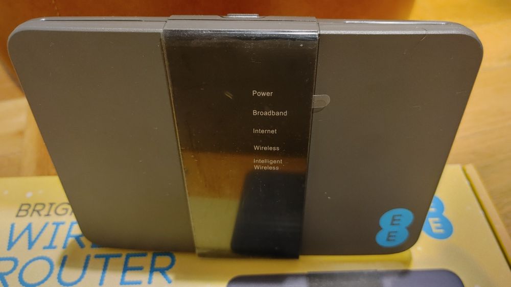 Router + WiFi Access Point + modem ADSL // EE Bright Box 1