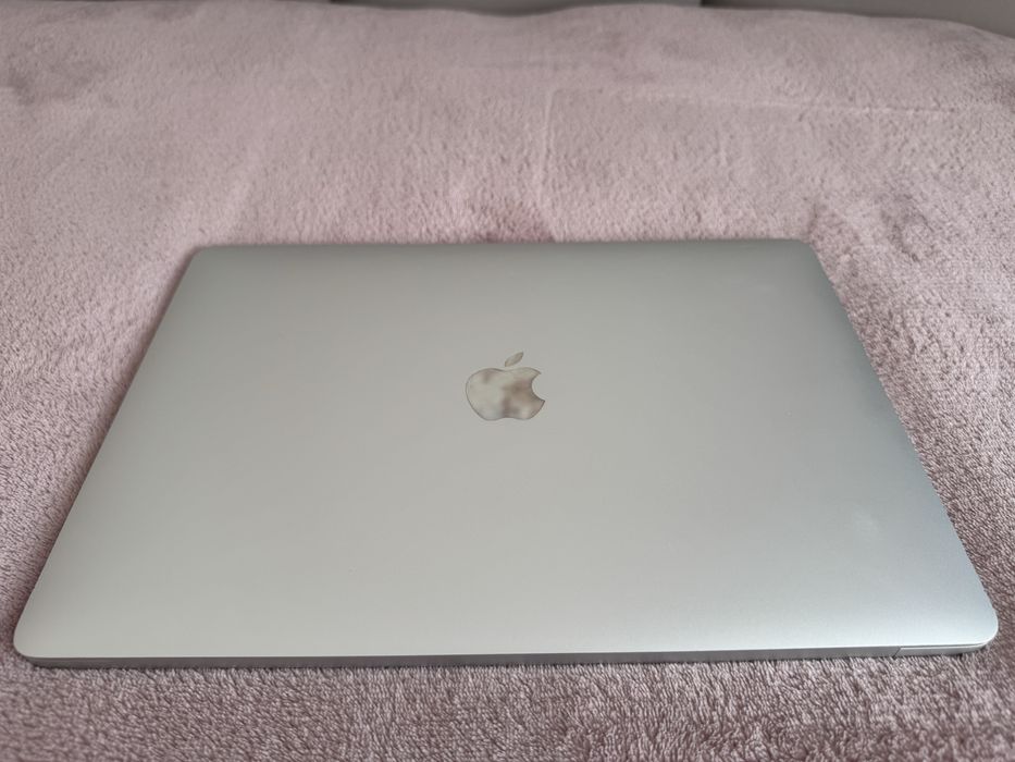MacBook Pro 13 2019 / i5 2.4GHz / 16GB RAM / 256SSD / Retina A1989