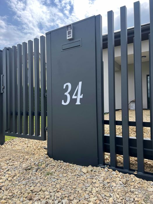 ogrodzenie grzebieniowe aluminiowe pionowe profile mur betonowy L