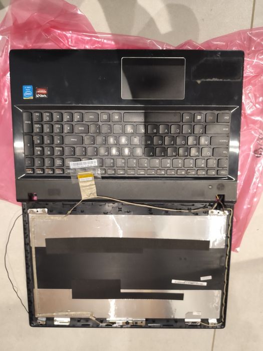 Laptopy uszkodzone  i niekompletne