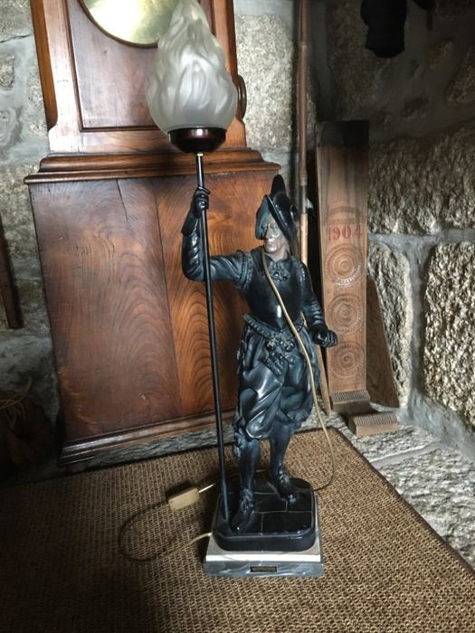 Candeeiro estátua em marfinite