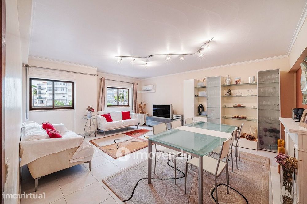 Apartamento T4, com áreas generosas, em Almada