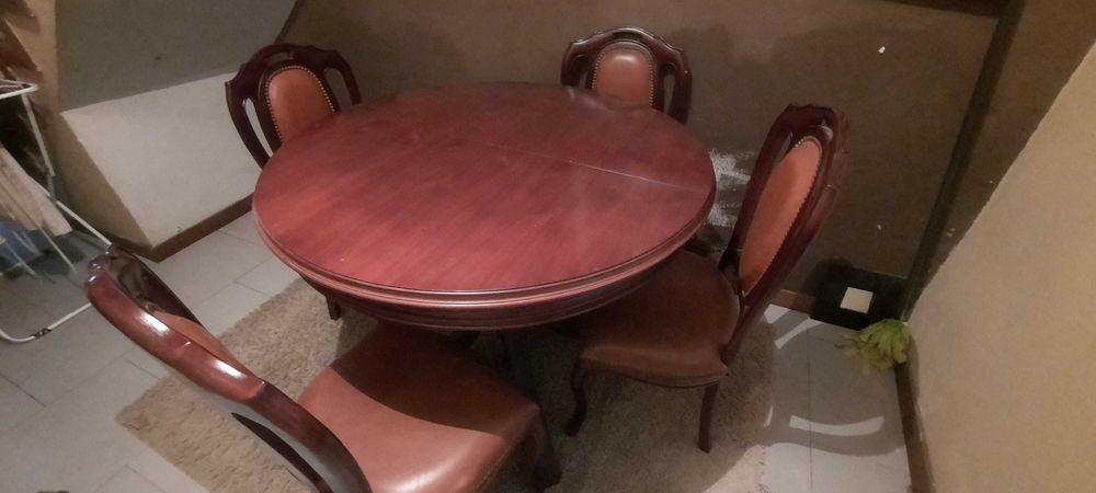 Mesa extensível e 4 cadeiras