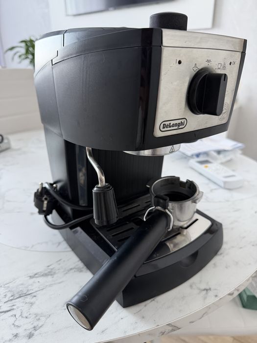 Кавоварка DeLonghi EC 156.B / Надійна ріжкова еспресо-машина