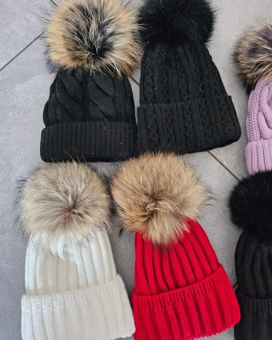 Elegancka czapka z naturalnym futerkiem pompon kolory