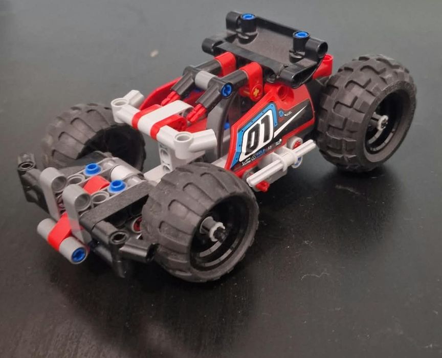 Auto Lego Technic czerwona wyścigówka 42073 z napędem typu pull-back ( naciśnij i puść).