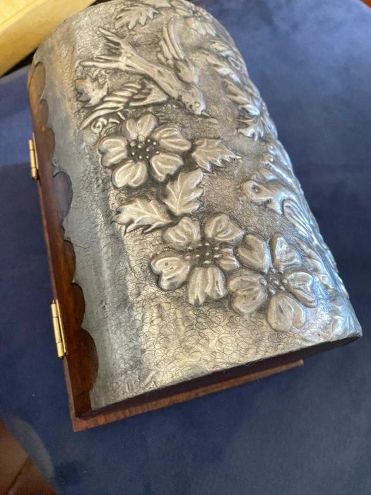 caixinha de madeira com tampo em pratinha, bom estado