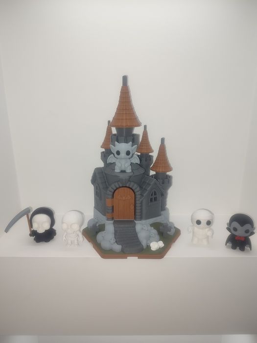 Castelo Assombrado com Figuras de Halloween