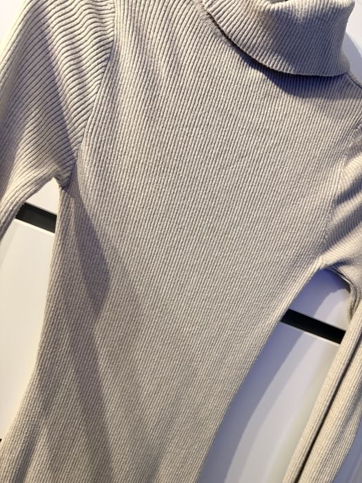 Sukienka bezowa z golfem