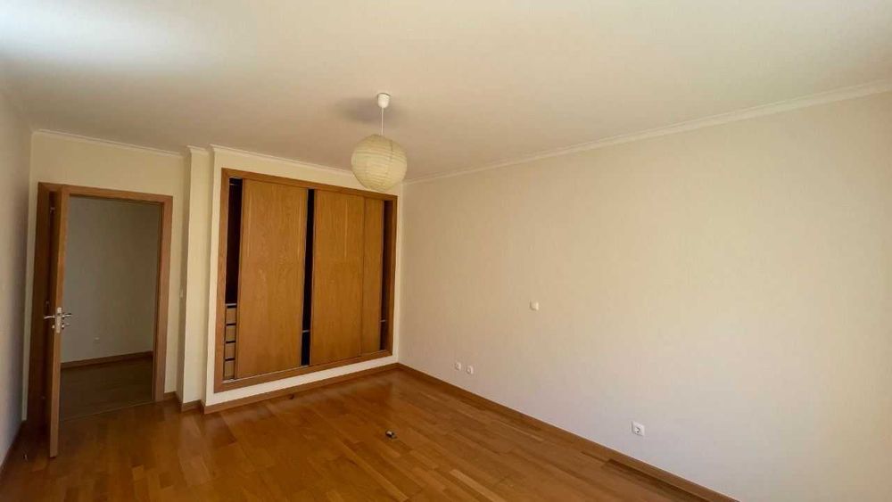 Apartamento T2 com arrumo e parqueamento.