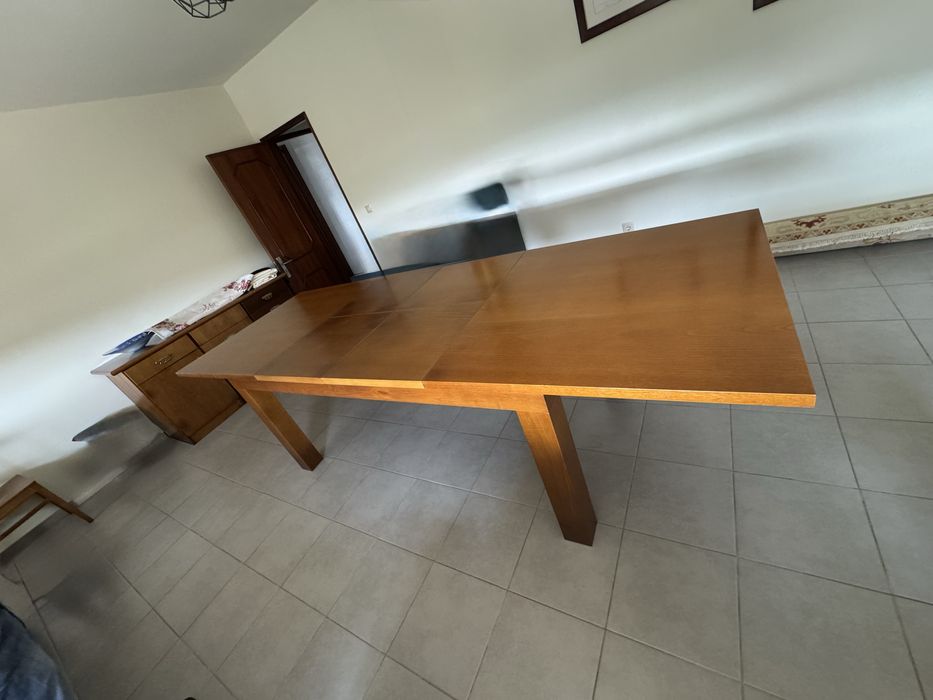 Mesa de jantar em madeira