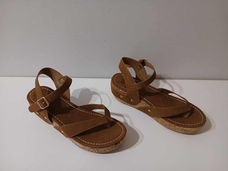 Sandálias castanho claro com tachas douradas