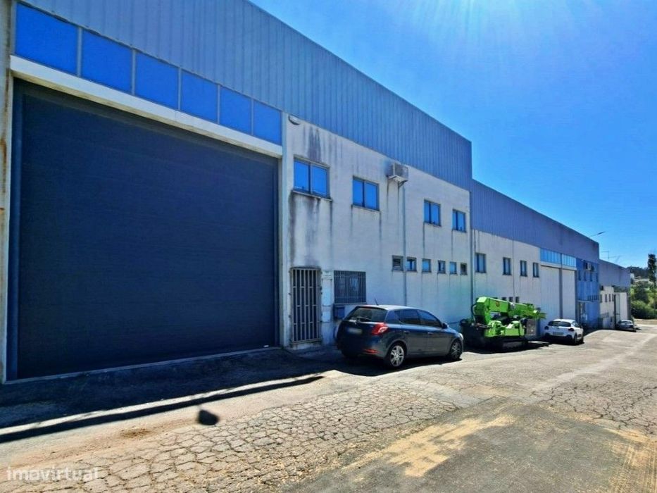 Armazém com 4000m2 em Rio Tinto