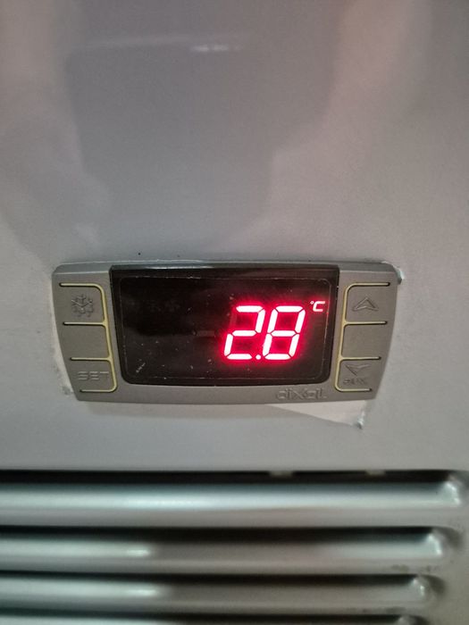 Холодильна вітрина холодильник