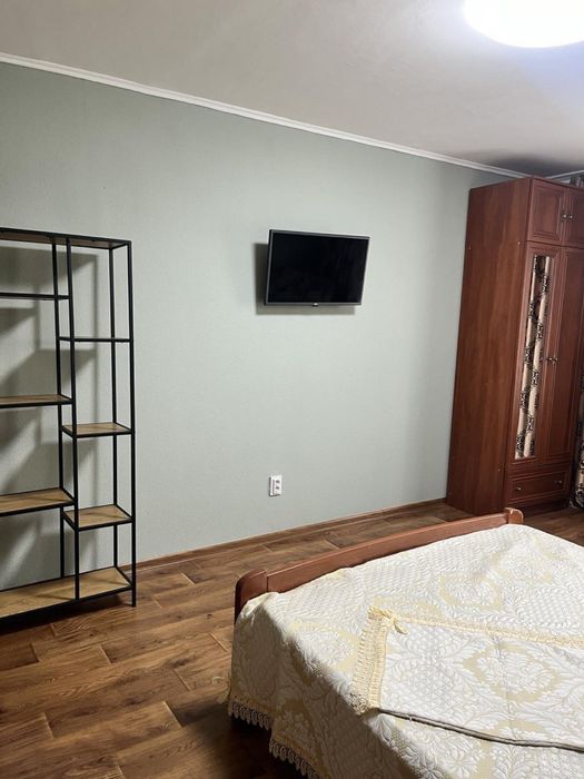 Здам двокімнатну квартиру на п’ятому поверсі біля метро