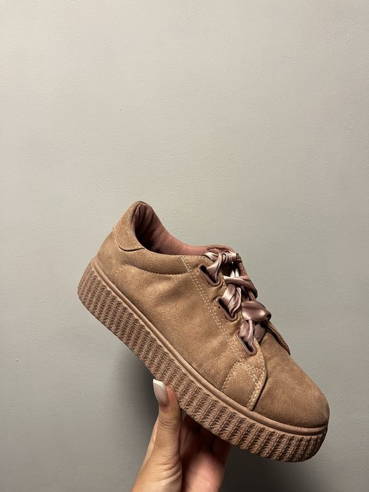 Базові стильні кеди на високій підошві в ніжно рожевому кольорі.