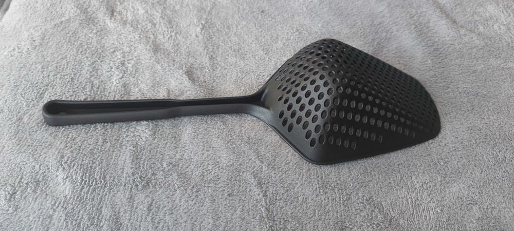 Łyżka kuchenna, cedzak, akcesorium, czarna i duża, wygoda