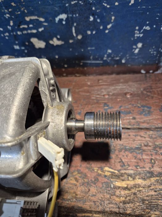 Двигун з пральної машинки