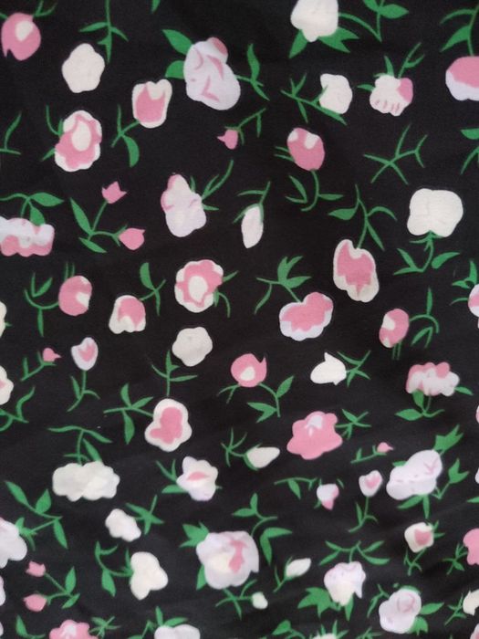 Чорна сукня у квіточку