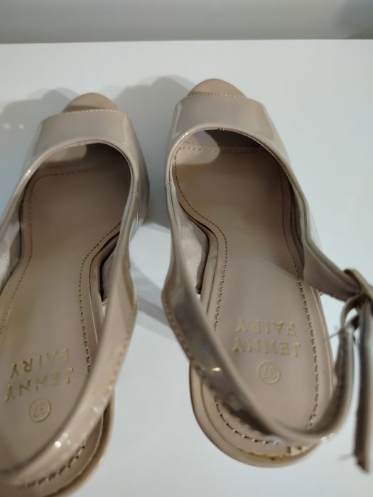 Lakierowane buty damskie na obcasie