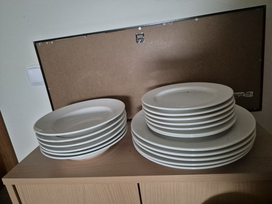 Pratos brancos sem marca