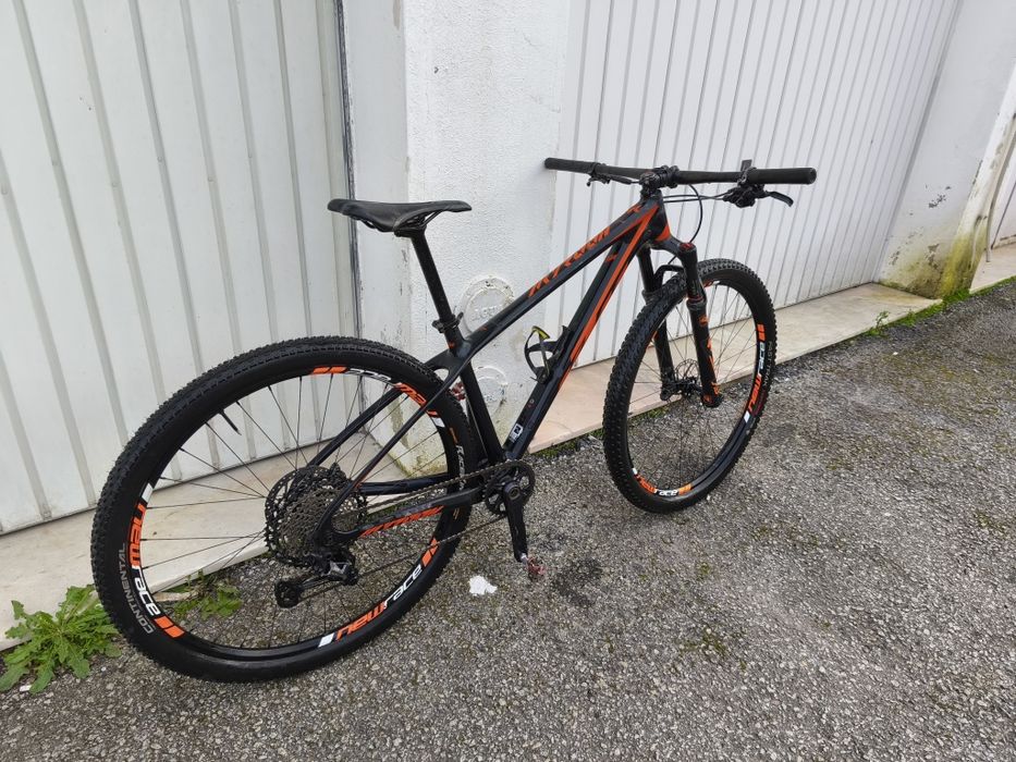 Bicicleta BTT carbono