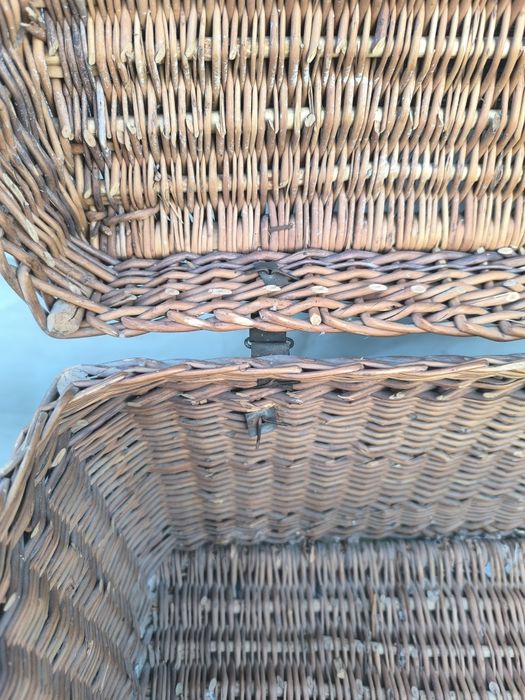 Древний плетёный из лозы антикварный чемодан.чемодан.