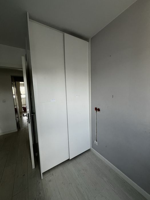 Szafa przesuwna biała 112 cm – kompaktowa, z szufladami