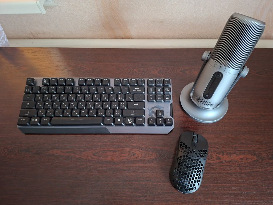 Комп'ютер  - підходить як для ігор, так і для роботи.