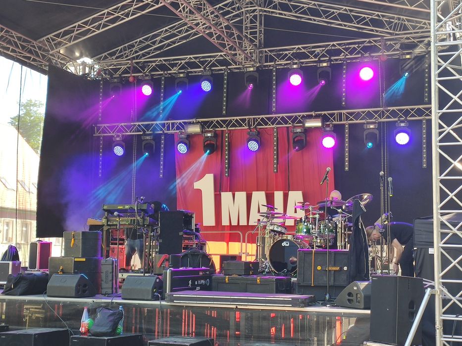 Scena muzyczna  ,hale namiotowe