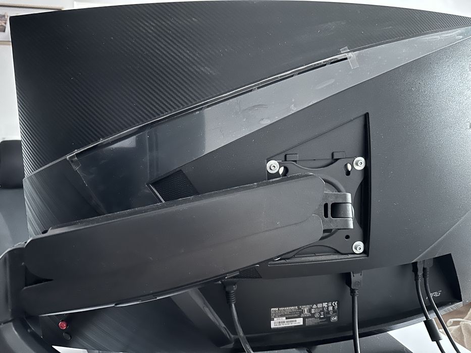 MSI ARTYMIS 323CQR l 2560×1440 l 2K l 165 Hz l 31.5"