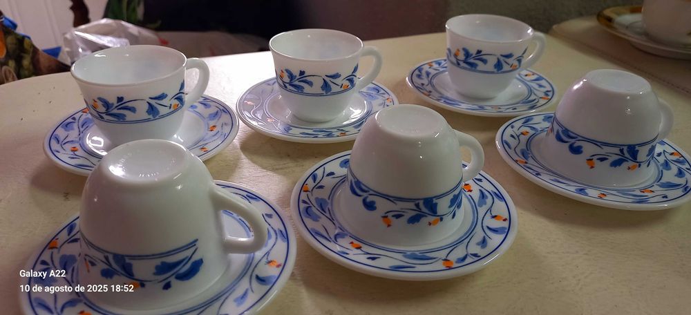 Conjunto de chávenas de chá e café