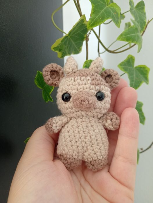 Krówka na szydełku brelok handmade