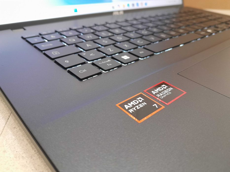 Asus 18.4" | Ryzen 7 260 | 32GB DDR5 | 1TB SSD | Radeon 780M | Laptop