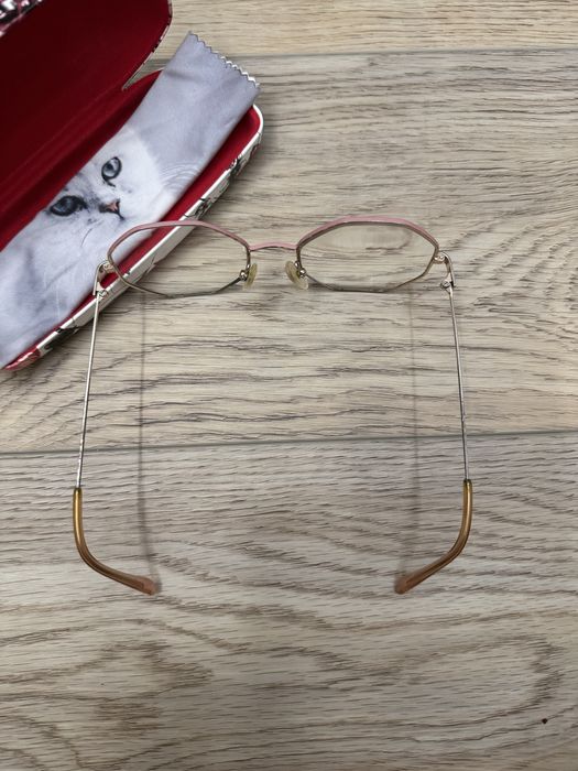 Złote różowe cienkie okrągłe metalowe oprawki okulary korekcyjne