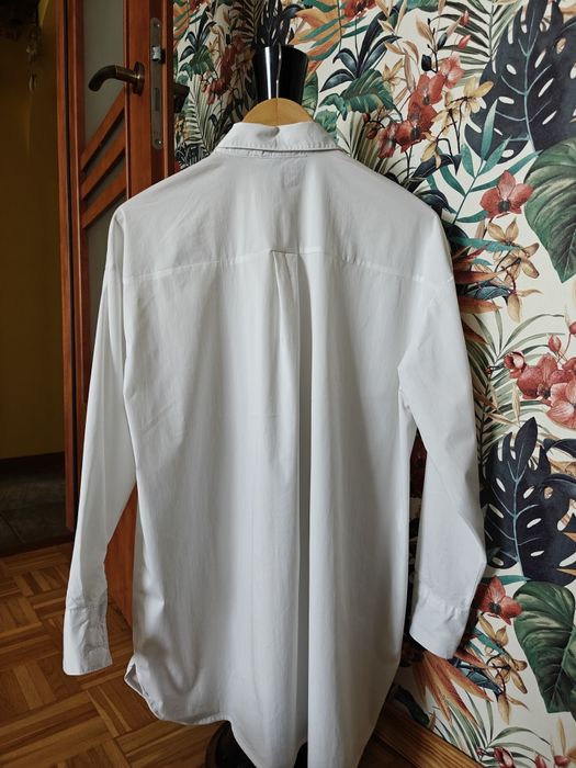 Biała koszula z perełkami