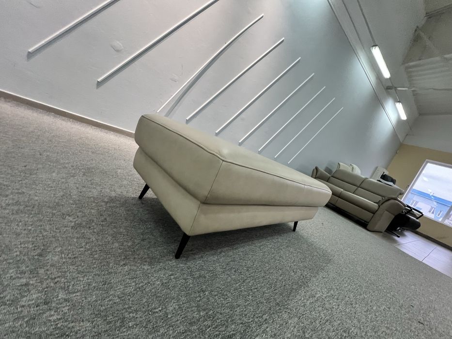 Великий шкіряний пуфік на ніжках