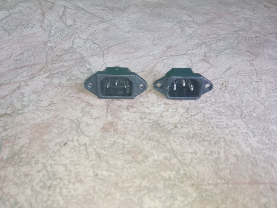 Гнезда для подключения.