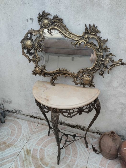 Mesa e espelho antigos
