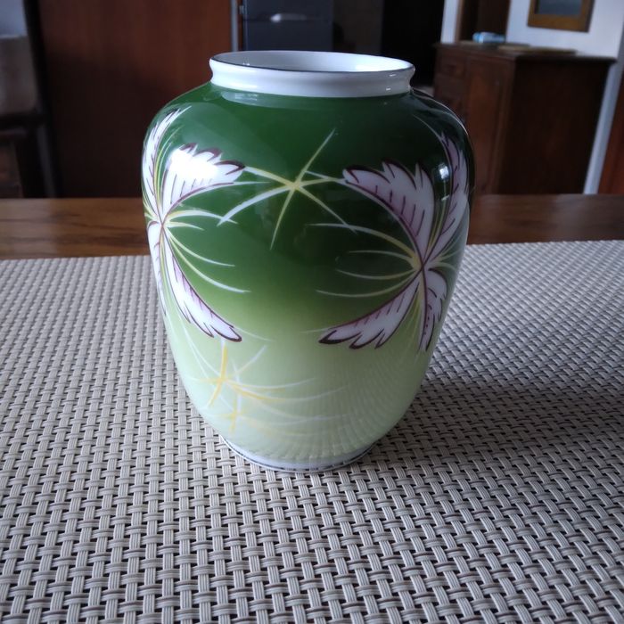 Stary porcelanowy wazonik