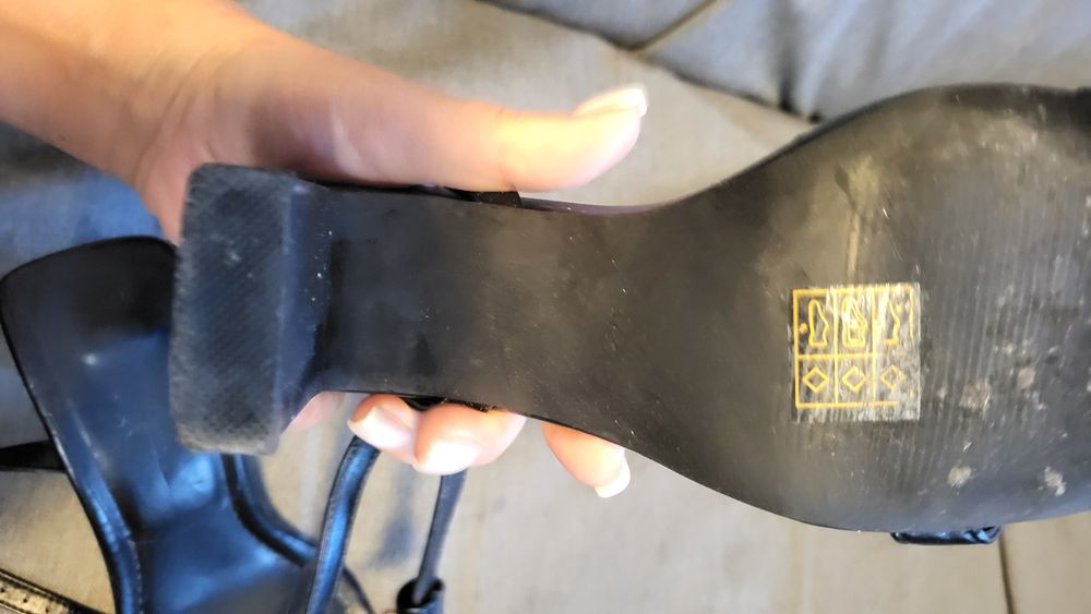 Czarne sandały na stabilnym obcasie.