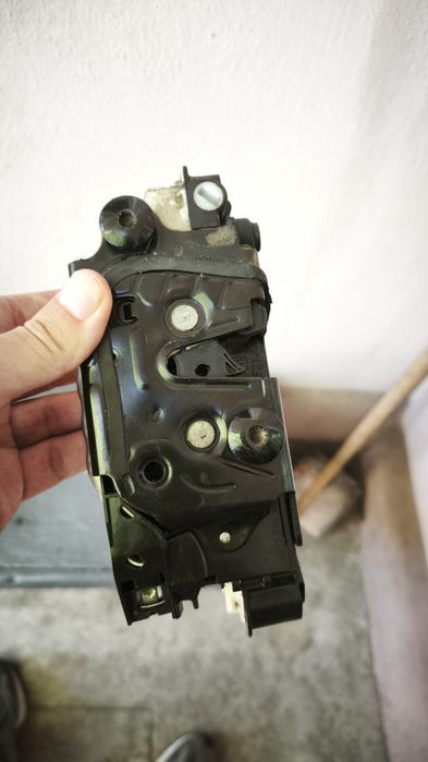 Замок задніх лівих дверей Джетта 6 5K4839015R