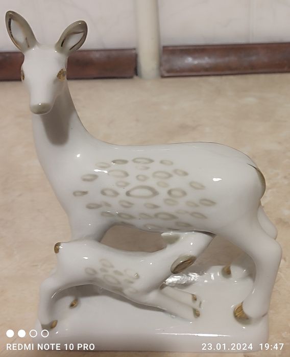 Продам фарфоровую статуэтку Олени