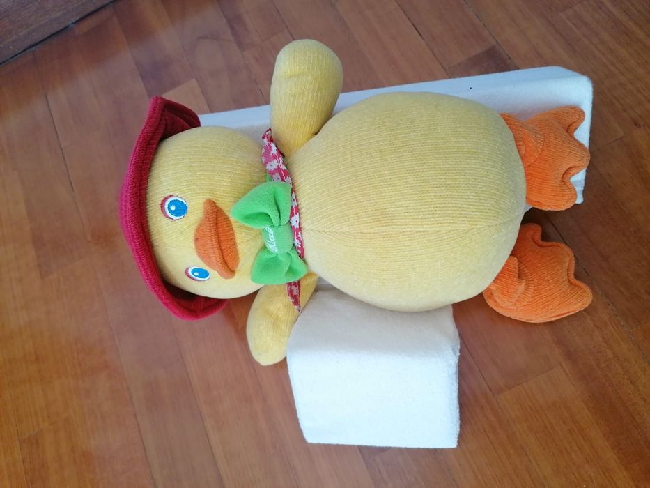 Almofada para auxiliar na posição correta do bebé dormir