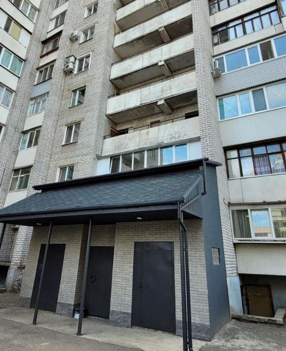 Продаж 3-и кімнатної кв. у Південному мкрні, цегляний будинок.