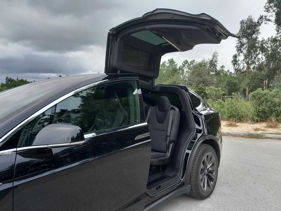 Tesla Model X - 386 CV de pura eletricidade e estilo