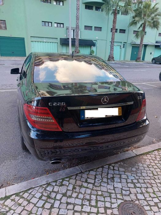 Vende-se Mercedes-Benz C 220 CDI (Ano: 2011) - Uma Oportunidade!